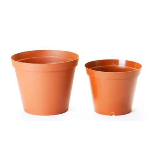 2 plastic plant pots